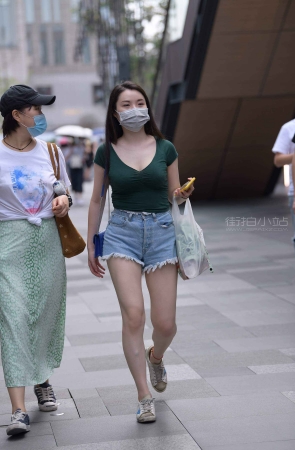 街拍丰满的热裤美女