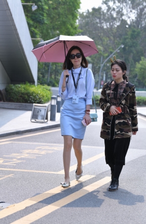 打伞的浅蓝色短裙肉丝美女