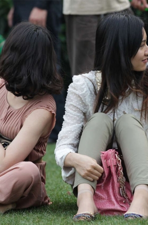 No481 如此漂亮的女孩露出她的肉丝脚，该满足了吧