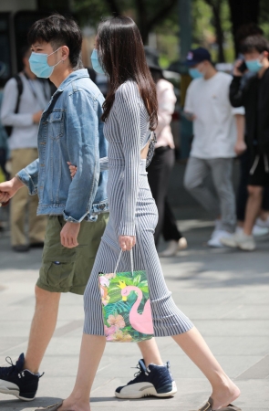 连衣裙高挑女朋友