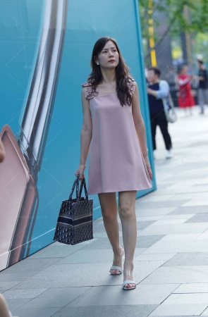 街拍粉色裙成熟美姐