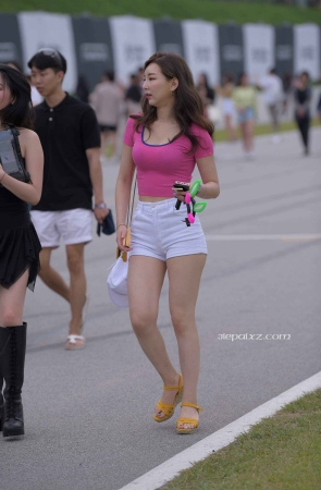 前凸后翘丰满短牛少妇