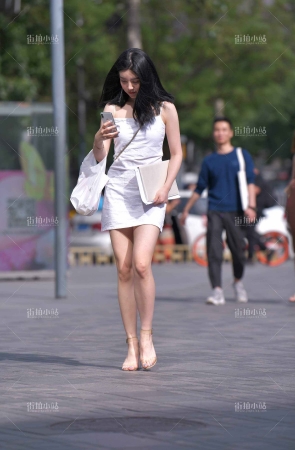 街拍白短裙妹子