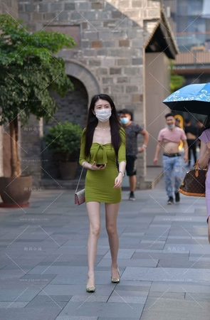 街拍绿色短裙长腿美女