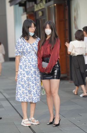 漂亮的包臀皮裙红衣美女