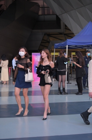 两个漂亮的小姐姐