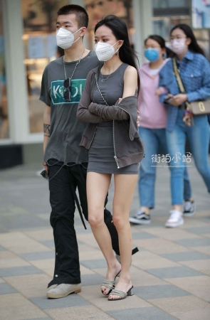 街拍灰色裙小姐姐