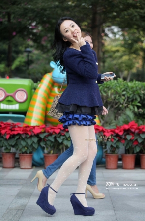 白色波点丝袜丰腴少妇