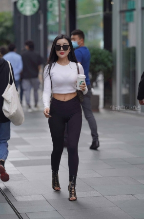 长腿紧身裤美女