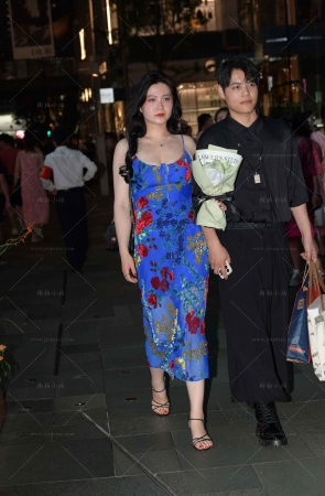 风韵的吊带蓝裙成熟贵妇