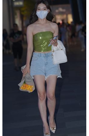 热裤抹胸美女(99P)