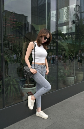 丰满紧身牛仔裤美女