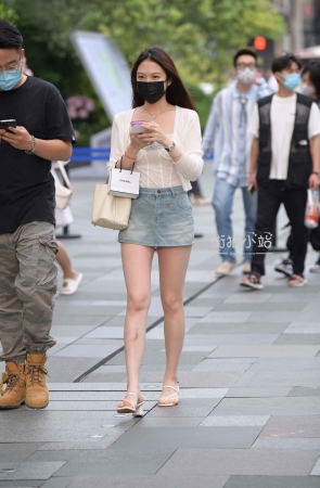 苗条的小姐姐