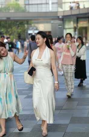 街拍成熟优雅白裙姐姐
