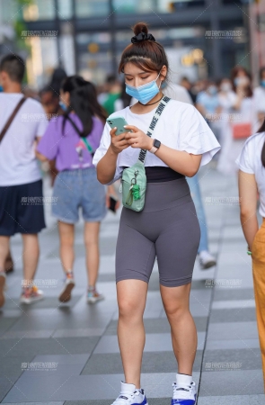 紧身裤小妹