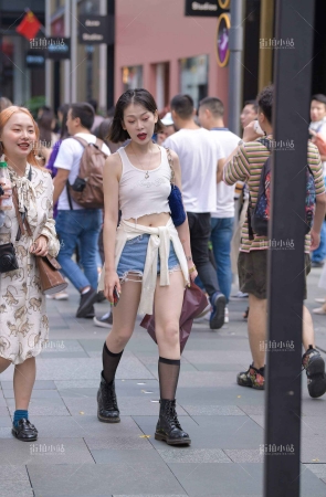 热裤美女