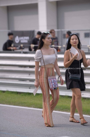 喇叭裤美女