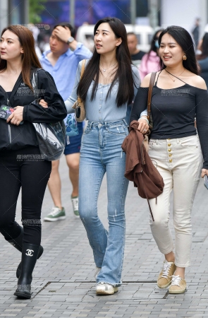 &逛街牛仔裤美女