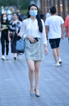 &端庄文雅短裙美女