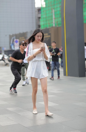 漂亮的一字抹胸装小姐姐