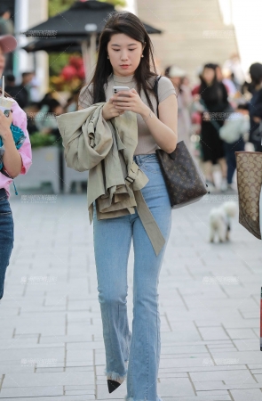 浅蓝牛仔裤美眉