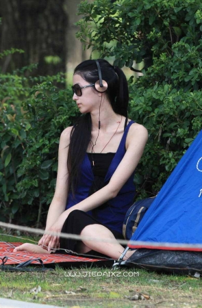 帐篷外的好身材妹子