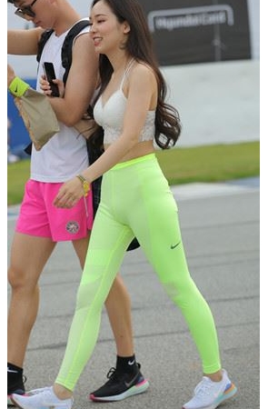 漂亮的紧身潮妹(26P)