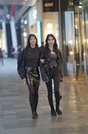 两个漂亮的小姐姐