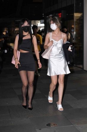 精选街拍作品 NO.1508 黑裙和白裙两个漂亮的小姐姐[119P/193MB]