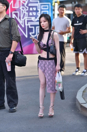 肤白貌美小蛮腰~