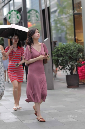 优雅的长裙街拍美女