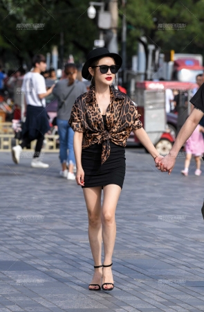 包臀裙高跟鞋玲珑美女