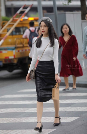 街拍黑色皮裙丝袜高跟时尚美眉
