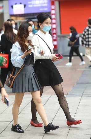 诱惑街拍黑丝短裙shaofu