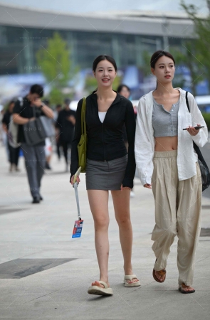 短裙凉拖小姐姐