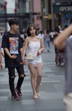 街拍漂亮的白短热裤女友