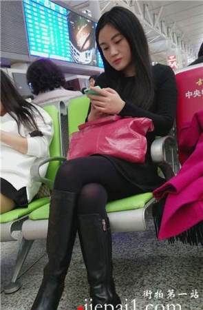 4k-高铁站候车室拍摄黑丝美腿青春美女。