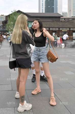 热裤小姐姐
