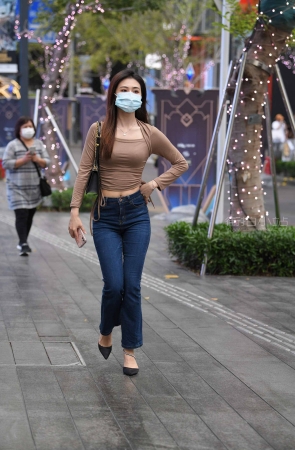 街拍牛仔裤配高跟鞋的美女姐姐