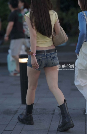 热裤小姐姐