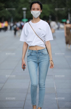 长腿牛仔裤美眉