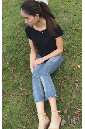 草地上的牛仔裤小姐姐