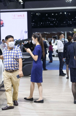 卖车的长马尾辫邻家小妹