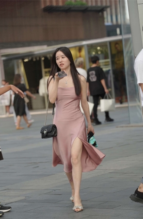 粉色吊带长裙小姐姐