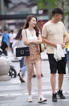 街拍包臀裙性感女友