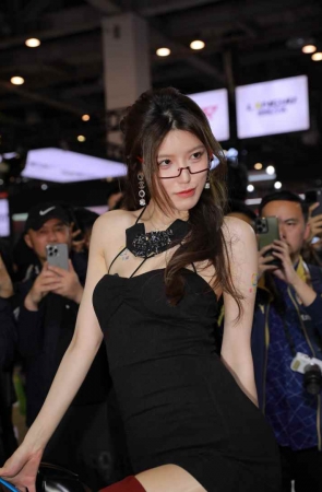 乌苏性感黑包臀裙 [69P-747MB]