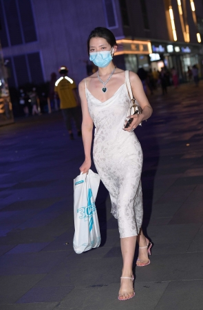 吊带连衣裙美女