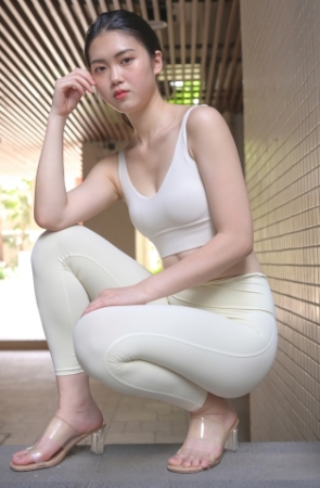 浅黄瑜伽裤美女
