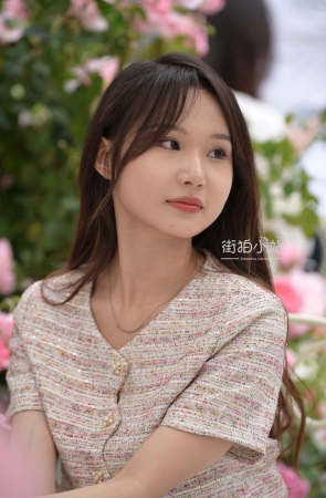 小清新女孩打卡拍照