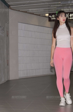 粉色瑜伽裤美女